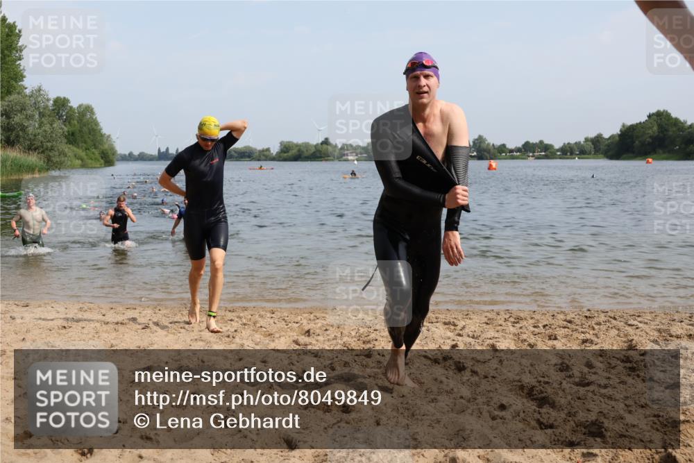 15.06.2025 - 27. Vierlanden-Triathlon Lena Gebhardt http://msf.ph/oto/8049849 15.06.2025 09:55:25 Schwimmen 272, 306, 316, 327, 329, 335, 348, 353, 548 meine-sportfotos.de