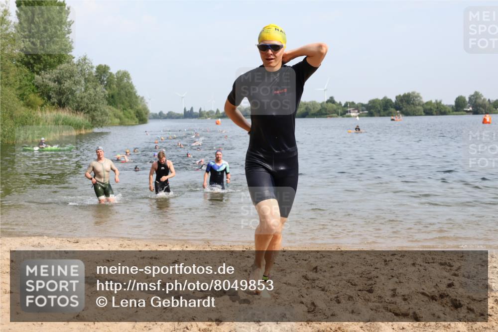 15.06.2025 - 27. Vierlanden-Triathlon Lena Gebhardt http://msf.ph/oto/8049853 15.06.2025 09:55:26 Schwimmen 272, 306, 316, 327, 329, 335, 348, 353, 548 meine-sportfotos.de