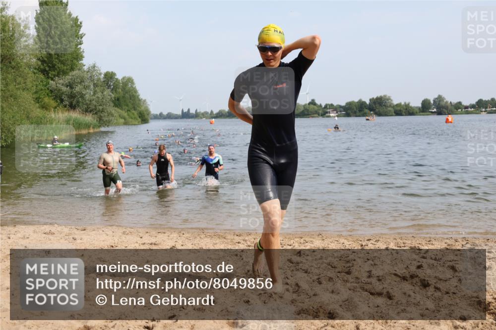 15.06.2025 - 27. Vierlanden-Triathlon Lena Gebhardt http://msf.ph/oto/8049856 15.06.2025 09:55:26 Schwimmen 272, 306, 316, 327, 329, 335, 348, 353, 548 meine-sportfotos.de