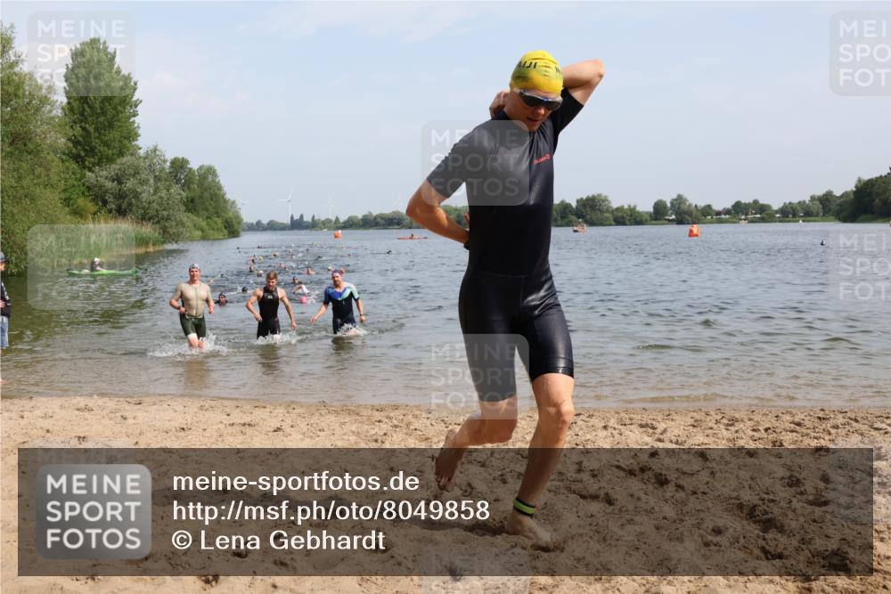 15.06.2025 - 27. Vierlanden-Triathlon Lena Gebhardt http://msf.ph/oto/8049858 15.06.2025 09:55:27 Schwimmen 272, 316, 327, 329, 335, 348, 353, 548 meine-sportfotos.de