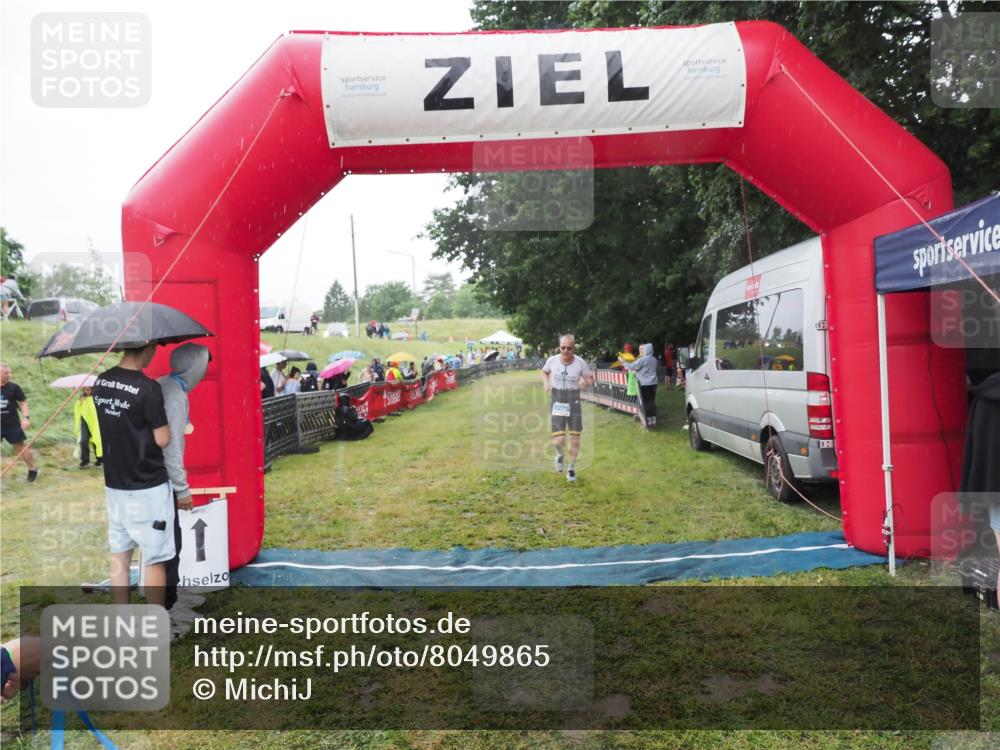 21.06.2025 - 27. Vierlanden-Triathlon MichiJ http://msf.ph/oto/8049865 15.06.2026 14:28:49 Ziel 1276 meine-sportfotos.de