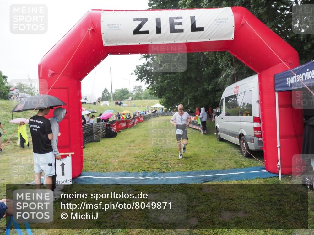 21.06.2025 - 27. Vierlanden-Triathlon MichiJ http://msf.ph/oto/8049871 15.06.2026 14:28:49 Ziel 1276 meine-sportfotos.de