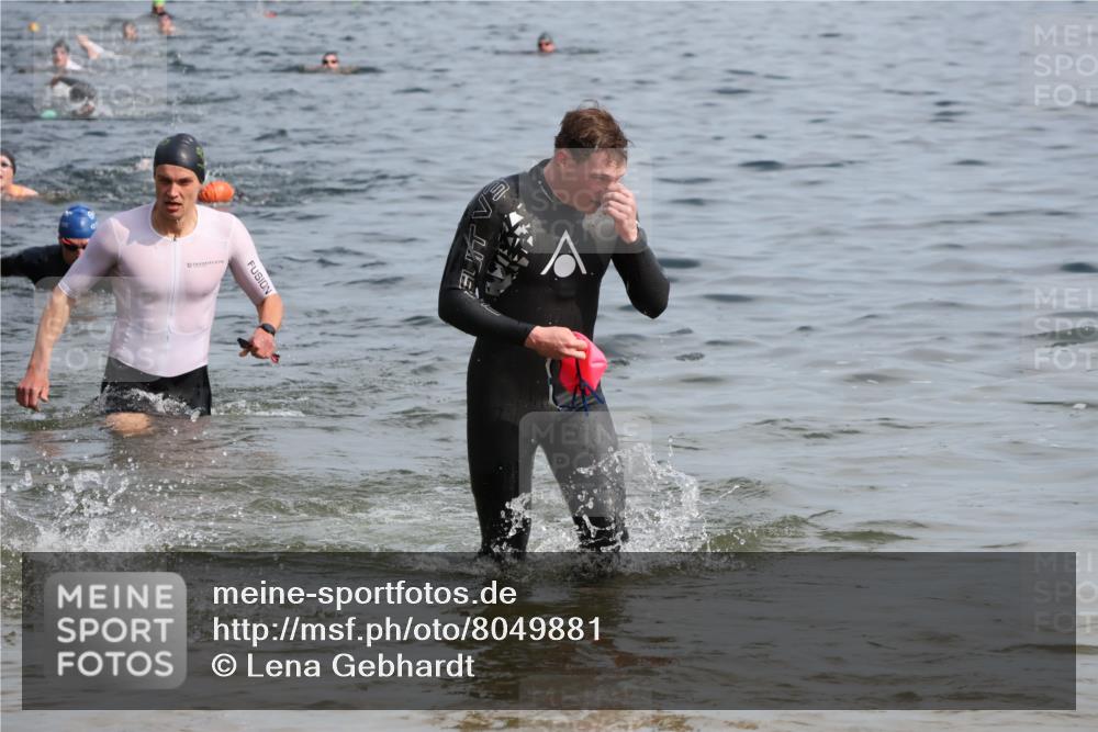 15.06.2025 - 27. Vierlanden-Triathlon Lena Gebhardt http://msf.ph/oto/8049881 15.06.2025 09:55:37 Schwimmen 272, 273, 300, 303, 329, 335, 548 meine-sportfotos.de