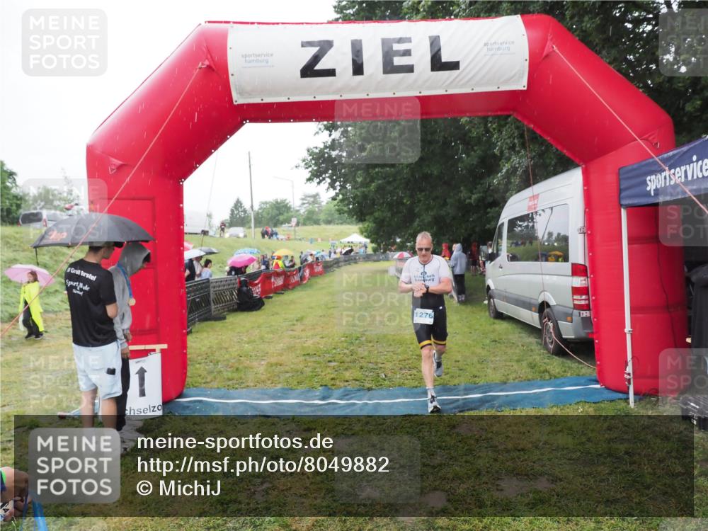 21.06.2025 - 27. Vierlanden-Triathlon MichiJ http://msf.ph/oto/8049882 15.06.2026 14:28:50 Ziel 1276 meine-sportfotos.de