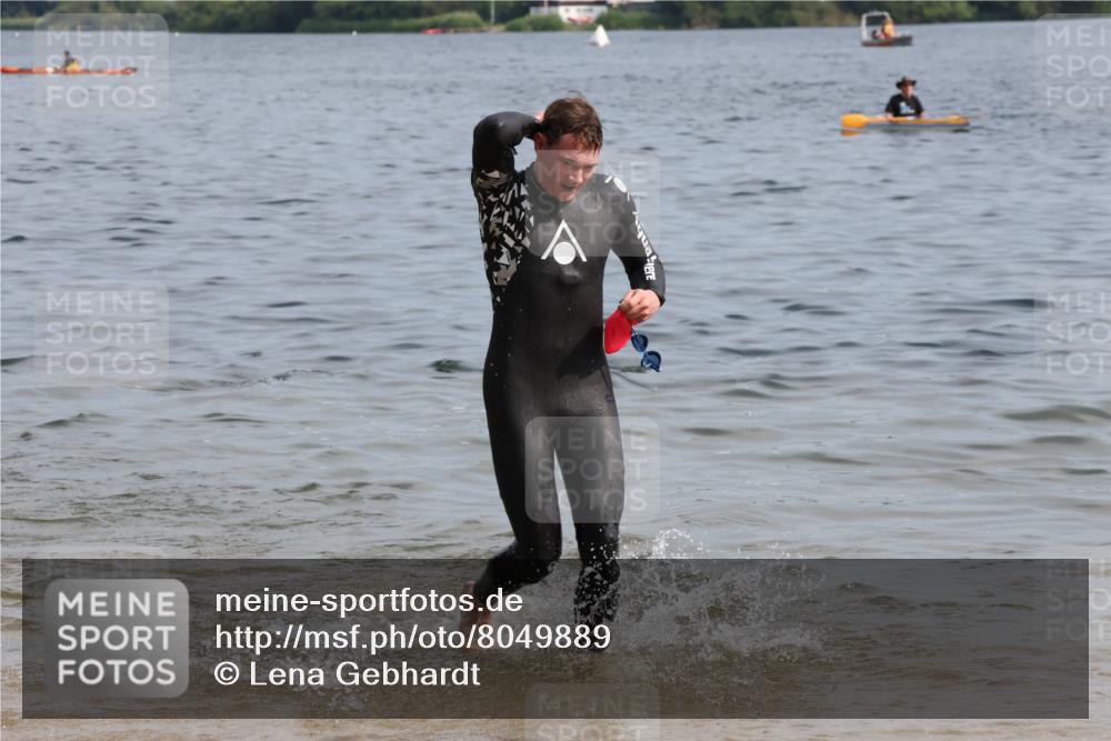 15.06.2025 - 27. Vierlanden-Triathlon Lena Gebhardt http://msf.ph/oto/8049889 15.06.2025 09:55:39 Schwimmen 272, 273, 300, 303, 329, 548 meine-sportfotos.de