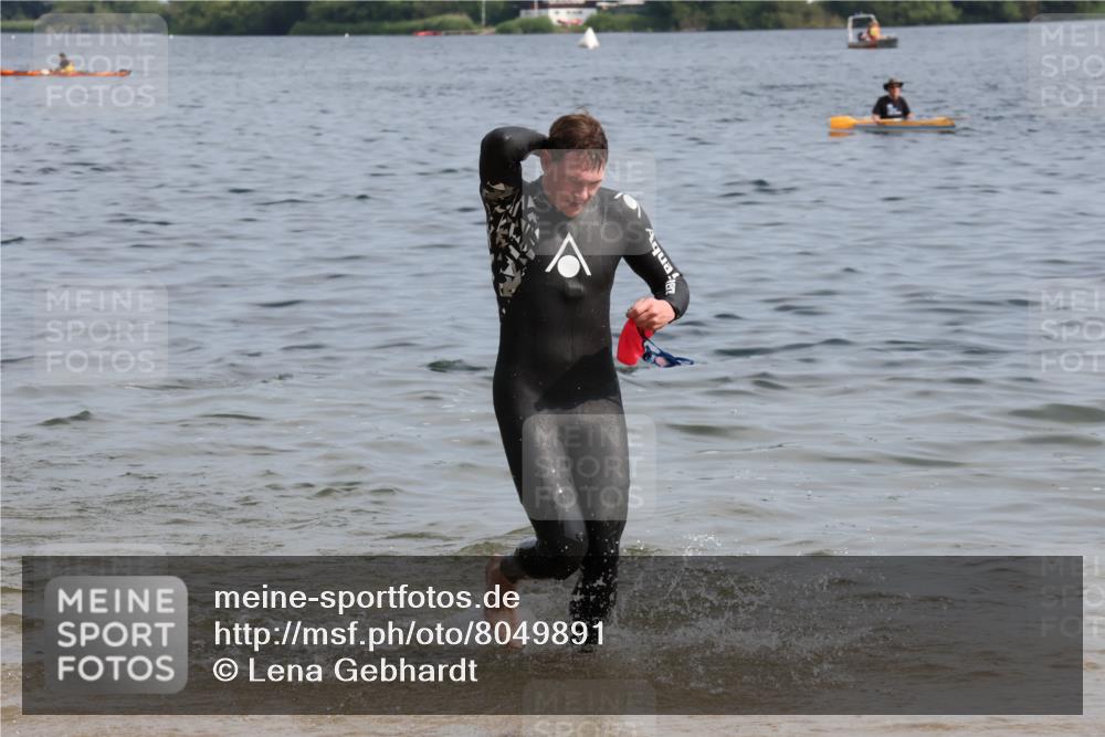 15.06.2025 - 27. Vierlanden-Triathlon Lena Gebhardt http://msf.ph/oto/8049891 15.06.2025 09:55:39 Schwimmen 272, 273, 300, 303, 329, 548 meine-sportfotos.de