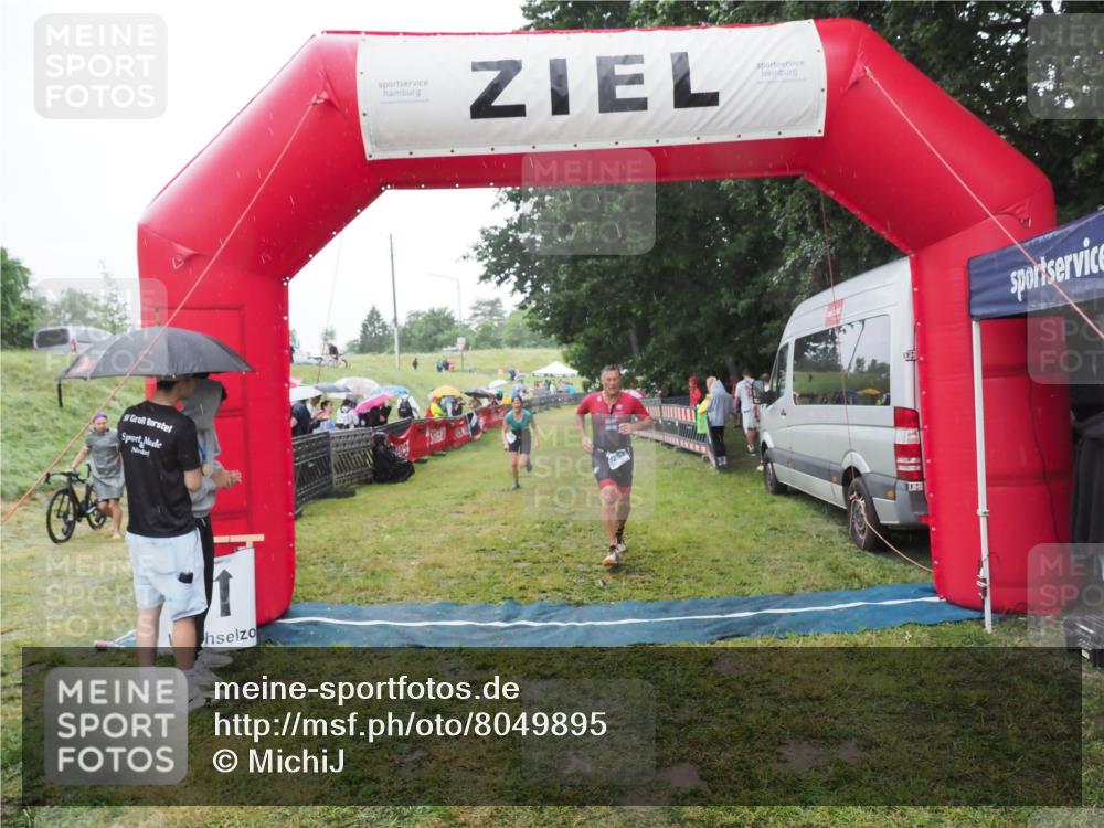 21.06.2025 - 27. Vierlanden-Triathlon MichiJ http://msf.ph/oto/8049895 15.06.2026 14:29:06 Ziel 1176, 1252 meine-sportfotos.de