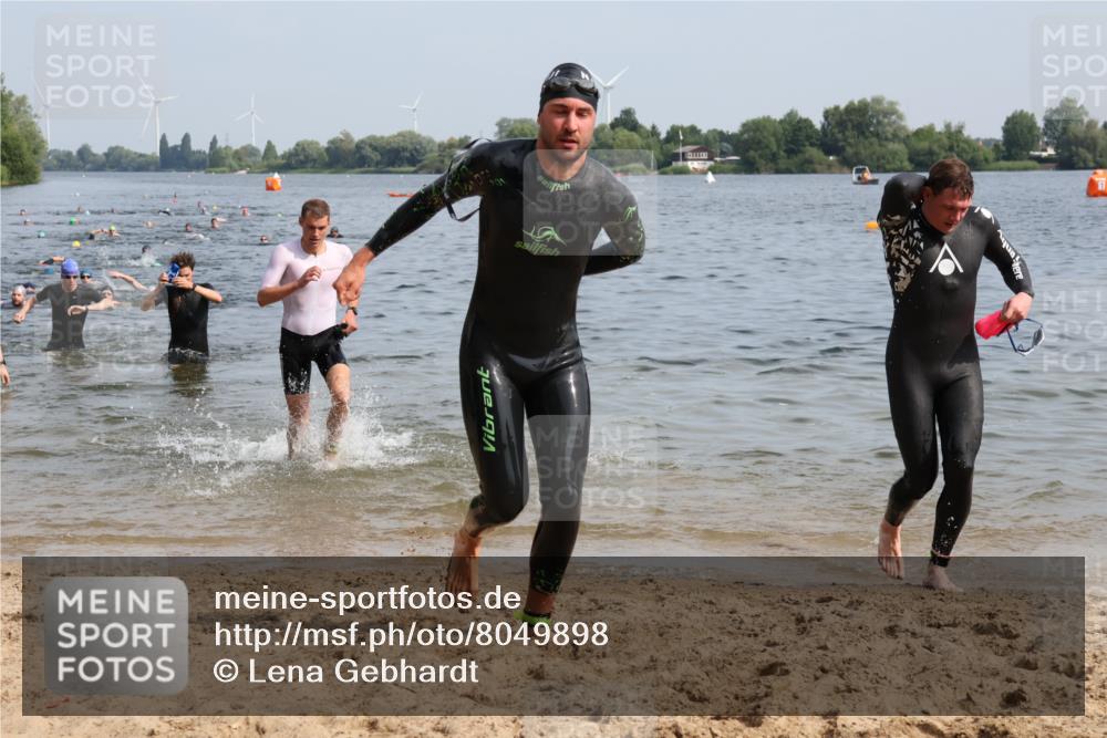 15.06.2025 - 27. Vierlanden-Triathlon Lena Gebhardt http://msf.ph/oto/8049898 15.06.2025 09:55:41 Schwimmen 272, 273, 280, 300, 303, 329, 331, 338, 548 meine-sportfotos.de