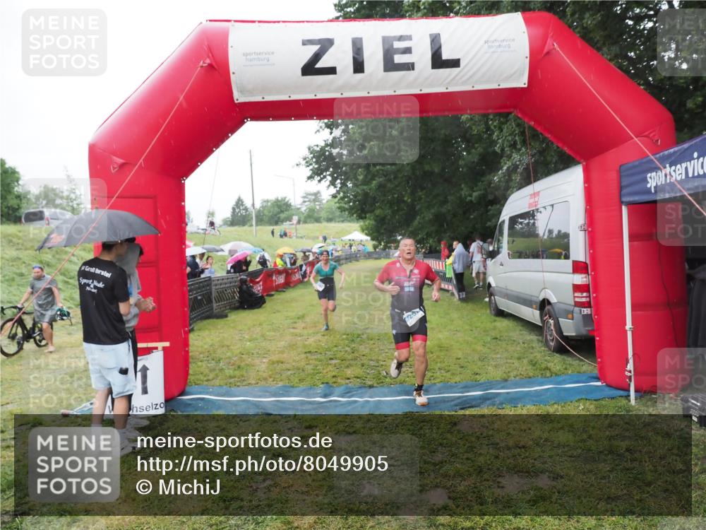21.06.2025 - 27. Vierlanden-Triathlon MichiJ http://msf.ph/oto/8049905 15.06.2026 14:29:06 Ziel 1176, 1252 meine-sportfotos.de