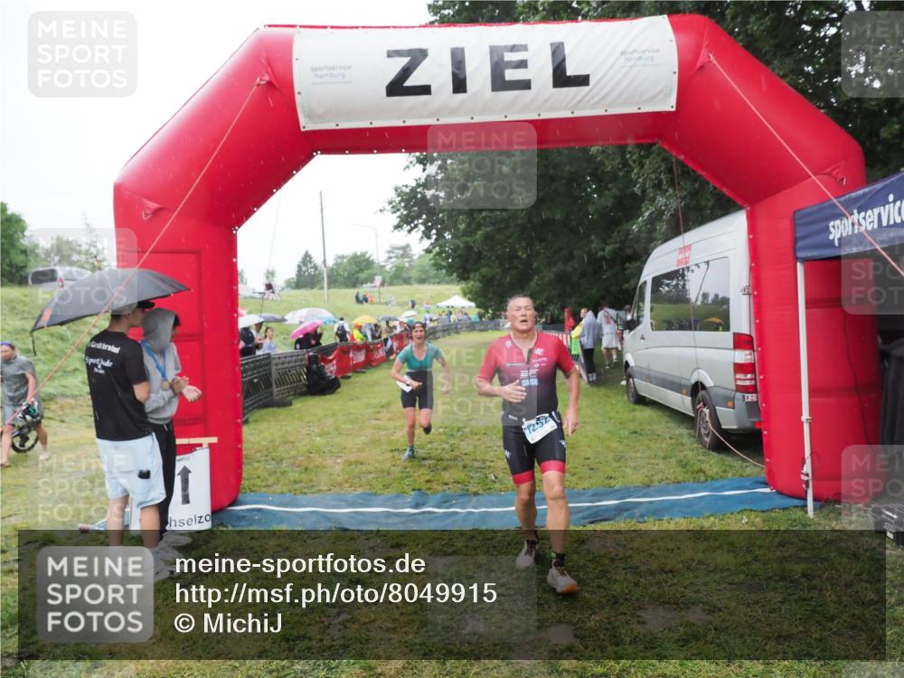 21.06.2025 - 27. Vierlanden-Triathlon MichiJ http://msf.ph/oto/8049915 15.06.2026 14:29:07 Ziel 1176, 1252 meine-sportfotos.de
