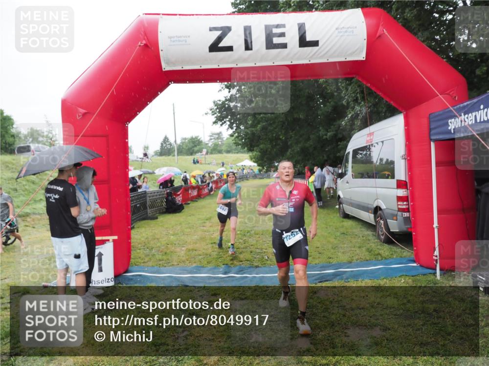21.06.2025 - 27. Vierlanden-Triathlon MichiJ http://msf.ph/oto/8049917 15.06.2026 14:29:07 Ziel 1176, 1252 meine-sportfotos.de