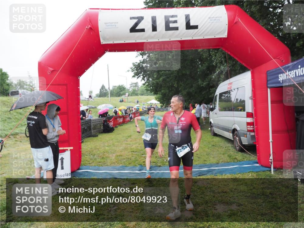21.06.2025 - 27. Vierlanden-Triathlon MichiJ http://msf.ph/oto/8049923 15.06.2026 14:29:07 Ziel 1176, 1252 meine-sportfotos.de