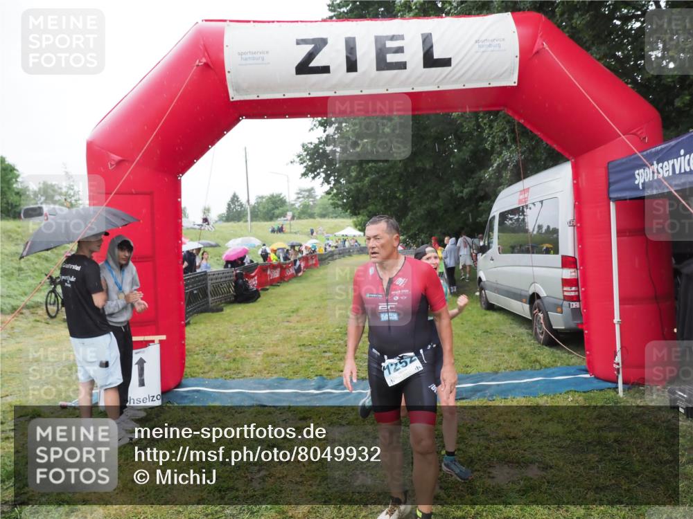 21.06.2025 - 27. Vierlanden-Triathlon MichiJ http://msf.ph/oto/8049932 15.06.2026 14:29:08 Ziel 1176, 1252 meine-sportfotos.de