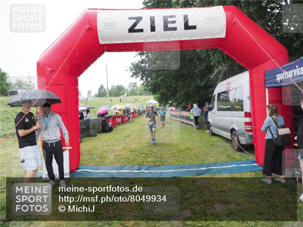 21.06.2025 - 27. Vierlanden-Triathlon MichiJ http://msf.ph/oto/8049934 15.06.2026 14:29:22 Ziel 1223, 1296 meine-sportfotos.de