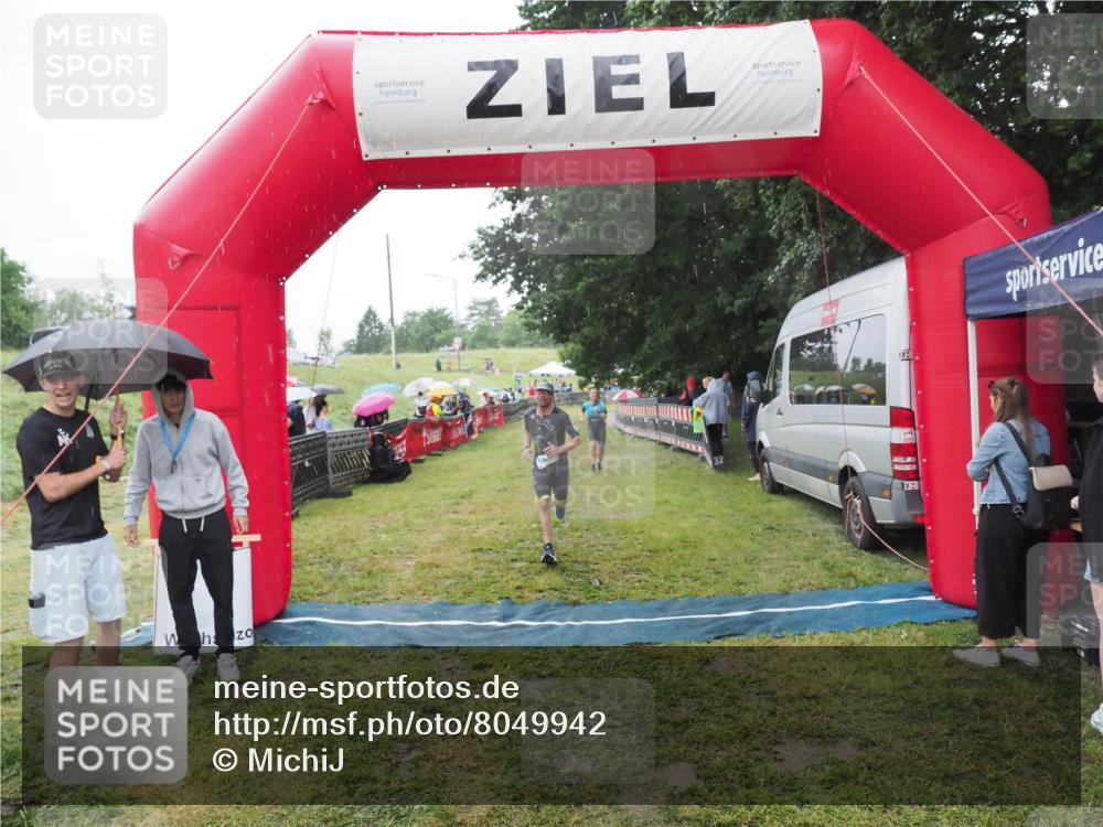 21.06.2025 - 27. Vierlanden-Triathlon MichiJ http://msf.ph/oto/8049942 15.06.2026 14:29:23 Ziel 1223, 1296 meine-sportfotos.de