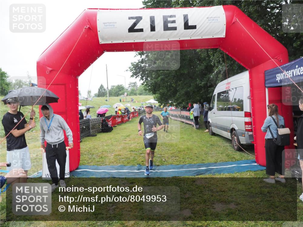 21.06.2025 - 27. Vierlanden-Triathlon MichiJ http://msf.ph/oto/8049953 15.06.2026 14:29:23 Ziel 1223, 1296 meine-sportfotos.de