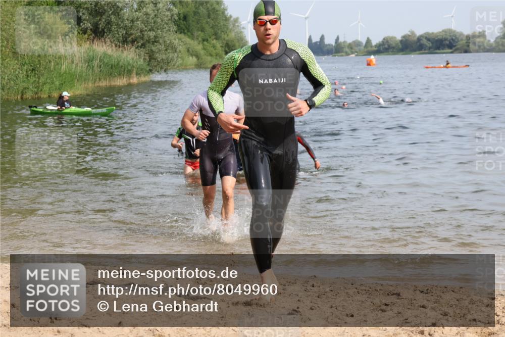 15.06.2025 - 27. Vierlanden-Triathlon Lena Gebhardt http://msf.ph/oto/8049960 15.06.2025 09:55:57 Schwimmen 268, 280, 283, 285, 308, 310, 312, 322, 331, 338, 357 meine-sportfotos.de