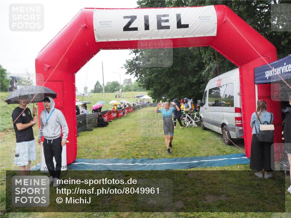 21.06.2025 - 27. Vierlanden-Triathlon MichiJ http://msf.ph/oto/8049961 15.06.2026 14:29:26 Ziel 1223, 1296 meine-sportfotos.de