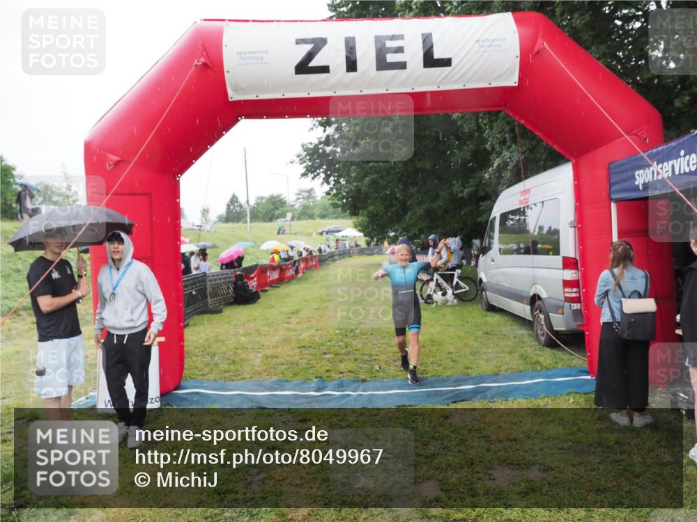 21.06.2025 - 27. Vierlanden-Triathlon MichiJ http://msf.ph/oto/8049967 15.06.2026 14:29:26 Ziel 1223, 1296 meine-sportfotos.de