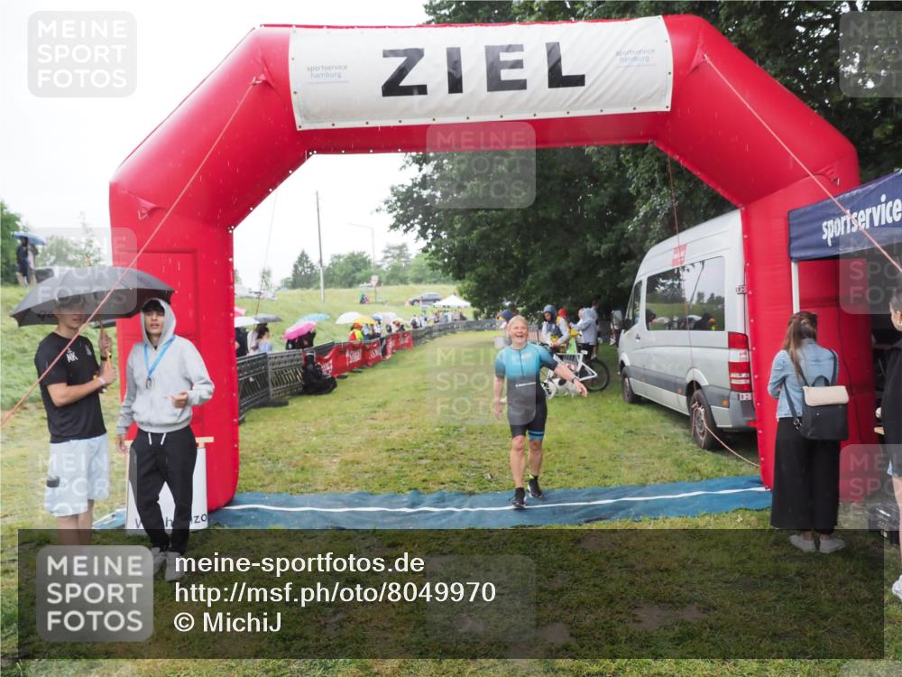 21.06.2025 - 27. Vierlanden-Triathlon MichiJ http://msf.ph/oto/8049970 15.06.2026 14:29:26 Ziel 1223, 1296 meine-sportfotos.de