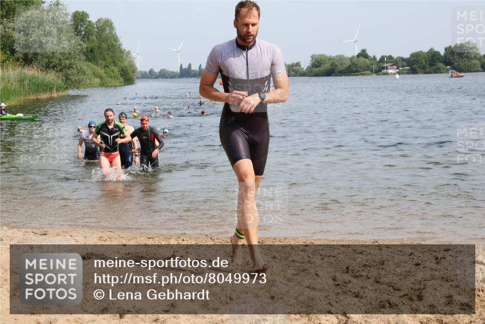 15.06.2025 - 27. Vierlanden-Triathlon Lena Gebhardt http://msf.ph/oto/8049973 15.06.2025 09:55:59 Schwimmen 268, 277, 280, 283, 285, 308, 310, 312, 322, 331, 338, 357 meine-sportfotos.de