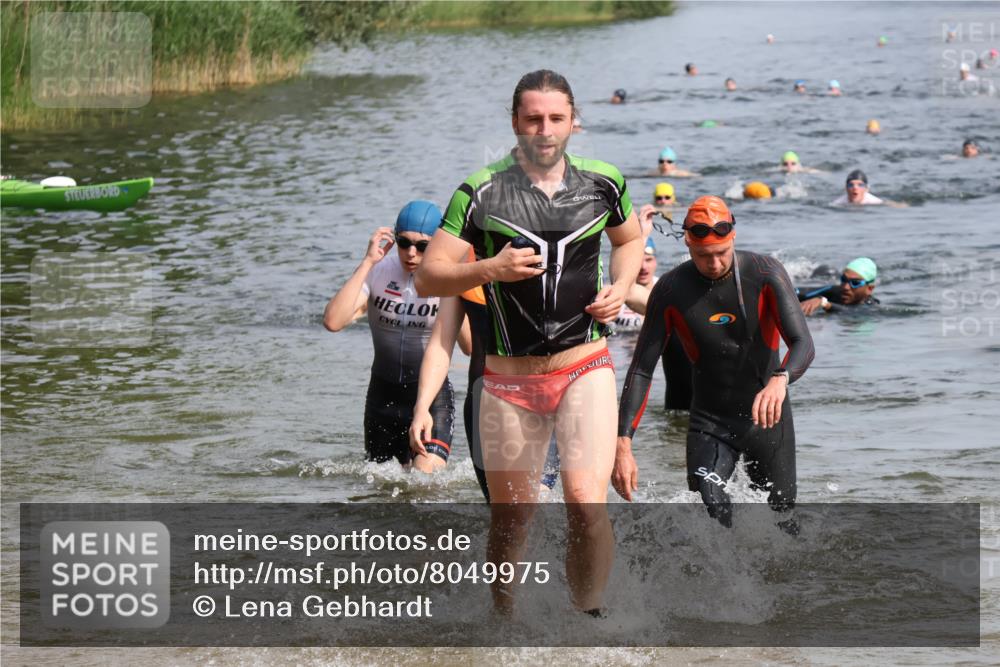 15.06.2025 - 27. Vierlanden-Triathlon Lena Gebhardt http://msf.ph/oto/8049975 15.06.2025 09:56:01 Schwimmen 268, 277, 280, 283, 285, 308, 310, 312, 322, 349, 357 meine-sportfotos.de
