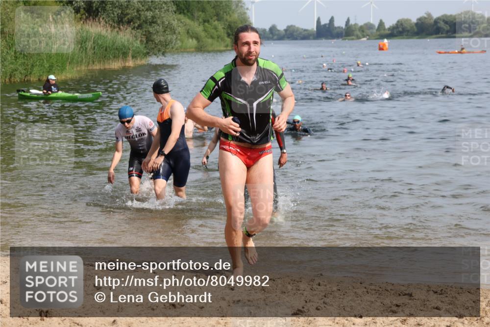 15.06.2025 - 27. Vierlanden-Triathlon Lena Gebhardt http://msf.ph/oto/8049982 15.06.2025 09:56:03 Schwimmen 268, 277, 285, 308, 310, 312, 315, 349, 357 meine-sportfotos.de