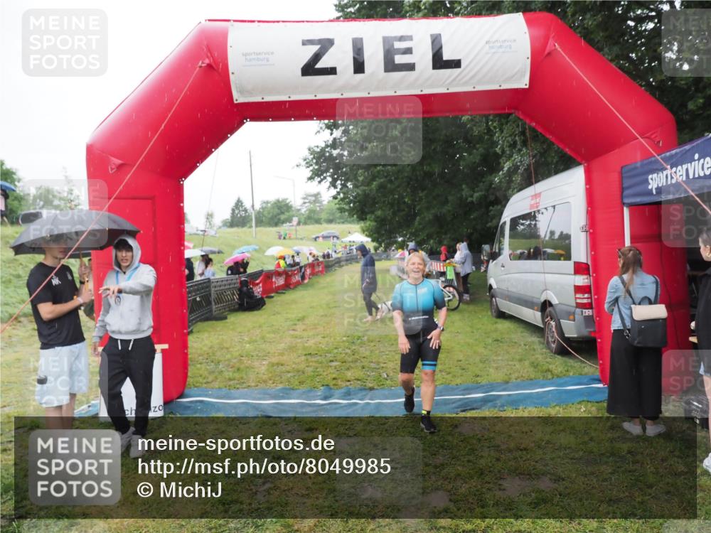 21.06.2025 - 27. Vierlanden-Triathlon MichiJ http://msf.ph/oto/8049985 15.06.2026 14:29:27 Ziel 1223, 1296 meine-sportfotos.de