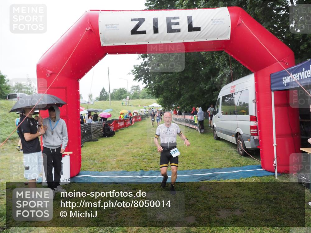 21.06.2025 - 27. Vierlanden-Triathlon MichiJ http://msf.ph/oto/8050014 15.06.2026 14:29:47 Ziel 1175, 1271, 1295 meine-sportfotos.de