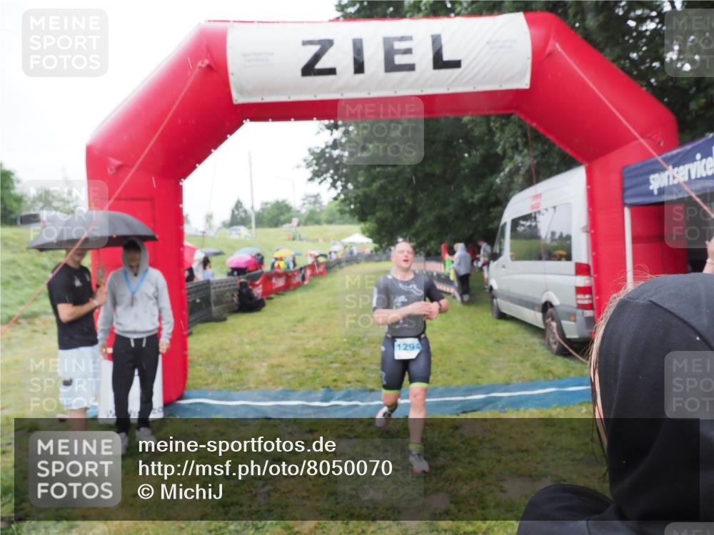 21.06.2025 - 27. Vierlanden-Triathlon MichiJ http://msf.ph/oto/8050070 15.06.2026 14:29:58 Ziel 1175, 1287, 1294, 1295 meine-sportfotos.de