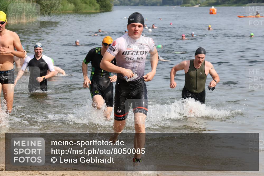 15.06.2025 - 27. Vierlanden-Triathlon Lena Gebhardt http://msf.ph/oto/8050085 15.06.2025 09:56:33 Schwimmen 254, 276, 286, 320, 341 meine-sportfotos.de