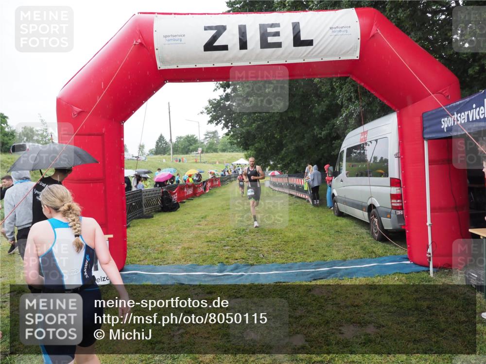 21.06.2025 - 27. Vierlanden-Triathlon MichiJ http://msf.ph/oto/8050115 15.06.2026 14:30:23 Ziel 1168, 1236 meine-sportfotos.de
