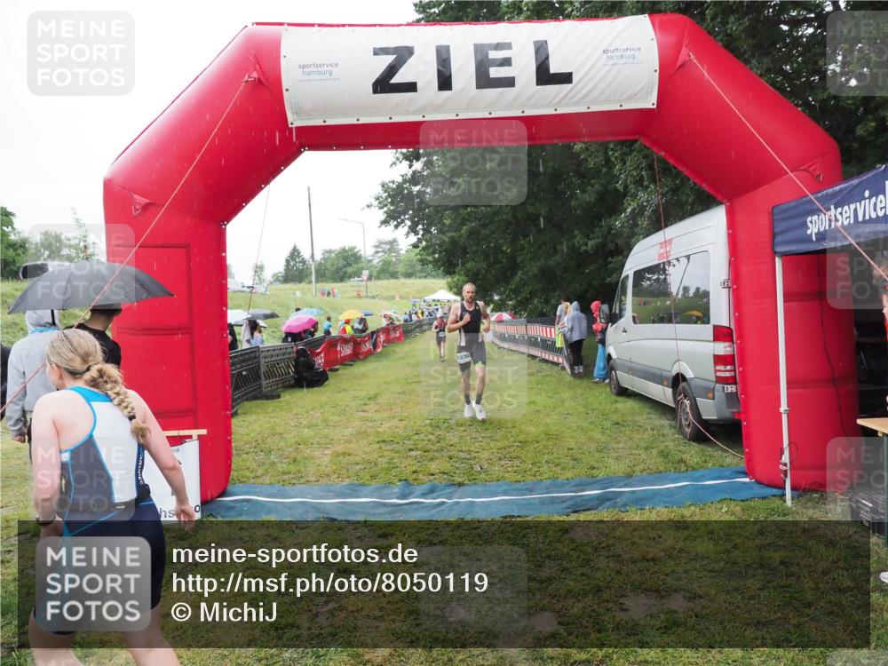 21.06.2025 - 27. Vierlanden-Triathlon MichiJ http://msf.ph/oto/8050119 15.06.2026 14:30:23 Ziel 1168, 1236 meine-sportfotos.de