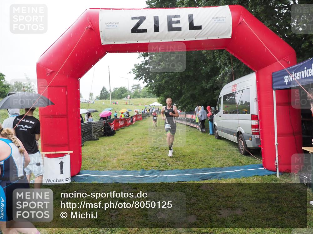 21.06.2025 - 27. Vierlanden-Triathlon MichiJ http://msf.ph/oto/8050125 15.06.2026 14:30:23 Ziel 1168, 1236 meine-sportfotos.de