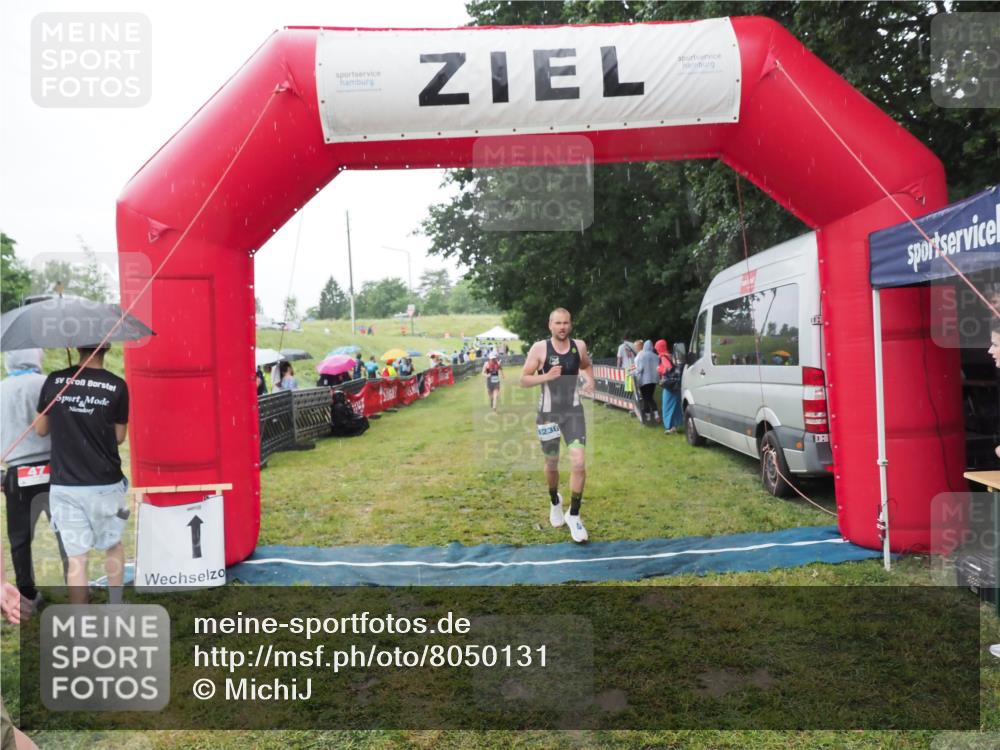 21.06.2025 - 27. Vierlanden-Triathlon MichiJ http://msf.ph/oto/8050131 15.06.2026 14:30:24 Ziel 1168, 1236, 1255 meine-sportfotos.de