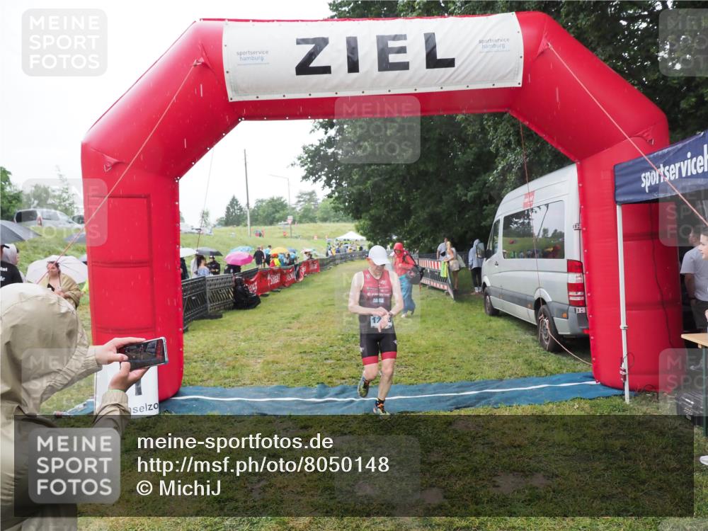 21.06.2025 - 27. Vierlanden-Triathlon MichiJ http://msf.ph/oto/8050148 15.06.2026 14:30:28 Ziel 1236, 1255 meine-sportfotos.de