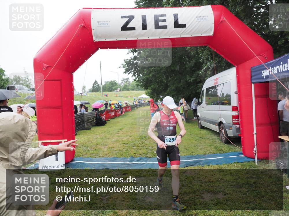 21.06.2025 - 27. Vierlanden-Triathlon MichiJ http://msf.ph/oto/8050159 15.06.2026 14:30:29 Ziel 1236, 1255 meine-sportfotos.de