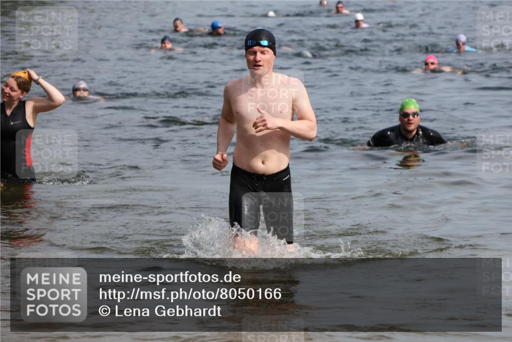 15.06.2025 - 27. Vierlanden-Triathlon Lena Gebhardt http://msf.ph/oto/8050166 15.06.2025 09:56:52 Schwimmen 258, 275, 281, 301, 325 meine-sportfotos.de