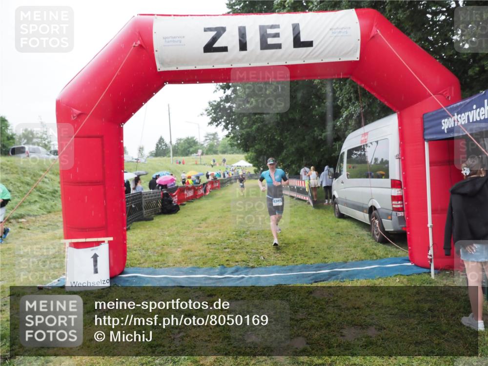 21.06.2025 - 27. Vierlanden-Triathlon MichiJ http://msf.ph/oto/8050169 15.06.2026 14:30:50 Ziel 1313 meine-sportfotos.de
