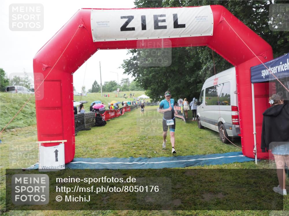 21.06.2025 - 27. Vierlanden-Triathlon MichiJ http://msf.ph/oto/8050176 15.06.2026 14:30:50 Ziel 1313 meine-sportfotos.de