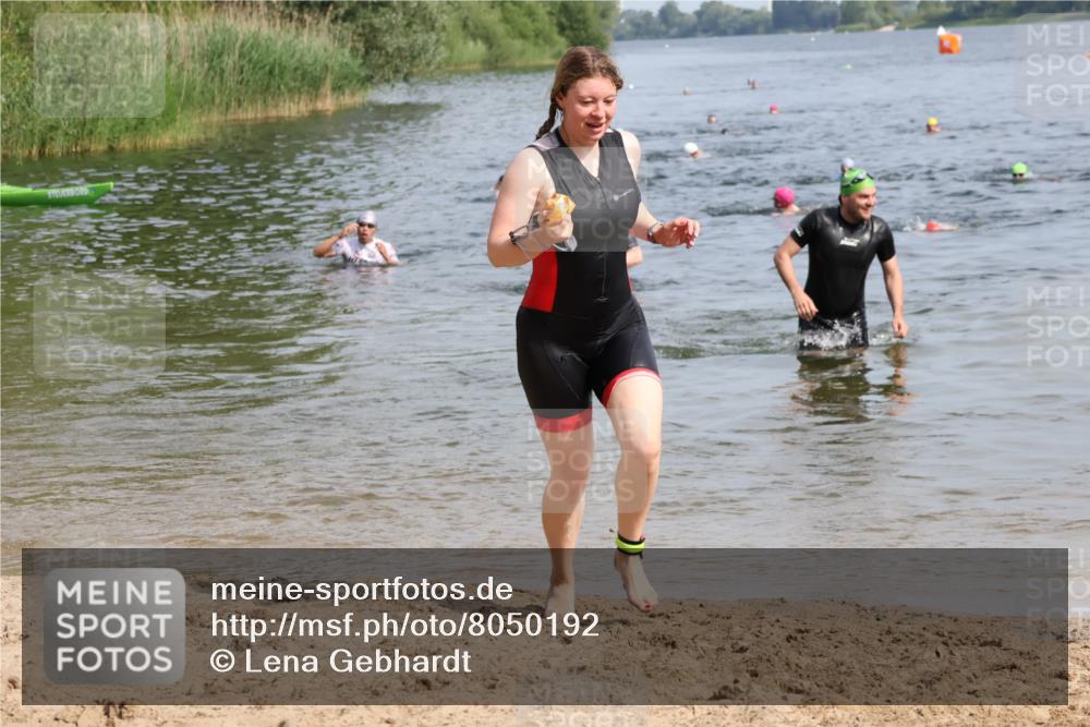 15.06.2025 - 27. Vierlanden-Triathlon Lena Gebhardt http://msf.ph/oto/8050192 15.06.2025 09:57:00 Schwimmen 258, 263, 301, 325, 1399 meine-sportfotos.de