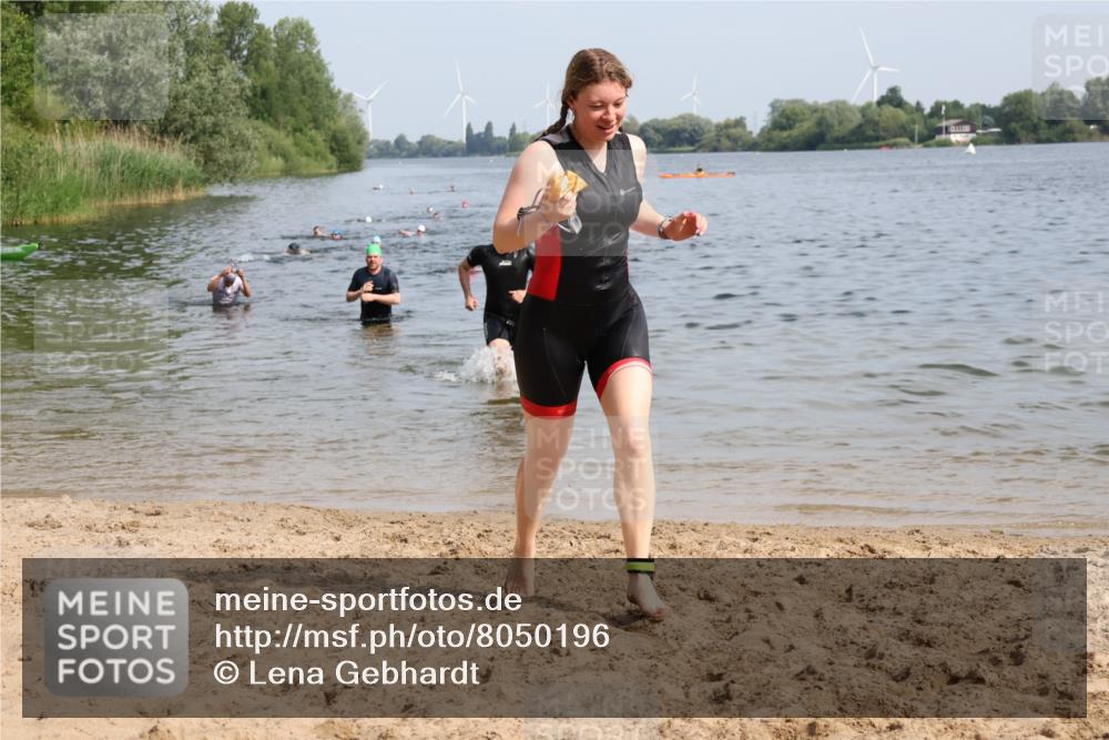 15.06.2025 - 27. Vierlanden-Triathlon Lena Gebhardt http://msf.ph/oto/8050196 15.06.2025 09:57:02 Schwimmen 263, 325, 1399 meine-sportfotos.de