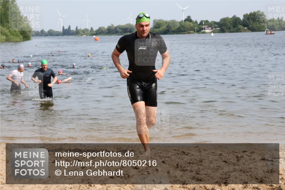 15.06.2025 - 27. Vierlanden-Triathlon Lena Gebhardt http://msf.ph/oto/8050216 15.06.2025 09:57:08 Schwimmen 263, 296, 325, 343, 1399 meine-sportfotos.de