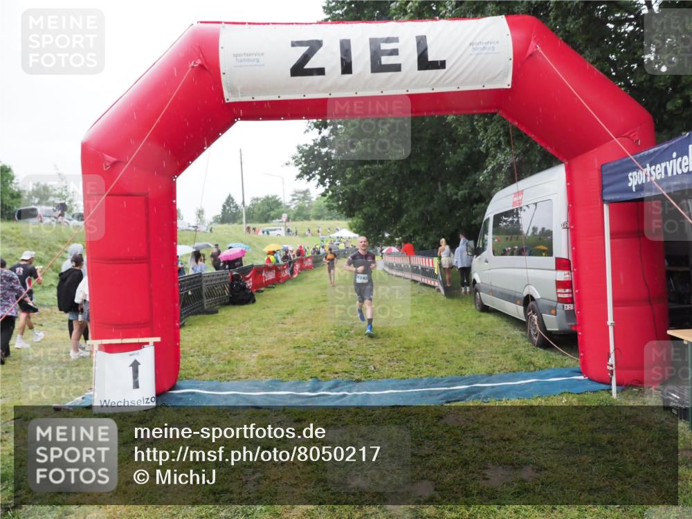 21.06.2025 - 27. Vierlanden-Triathlon MichiJ http://msf.ph/oto/8050217 15.06.2026 14:31:35 Ziel 1243 meine-sportfotos.de