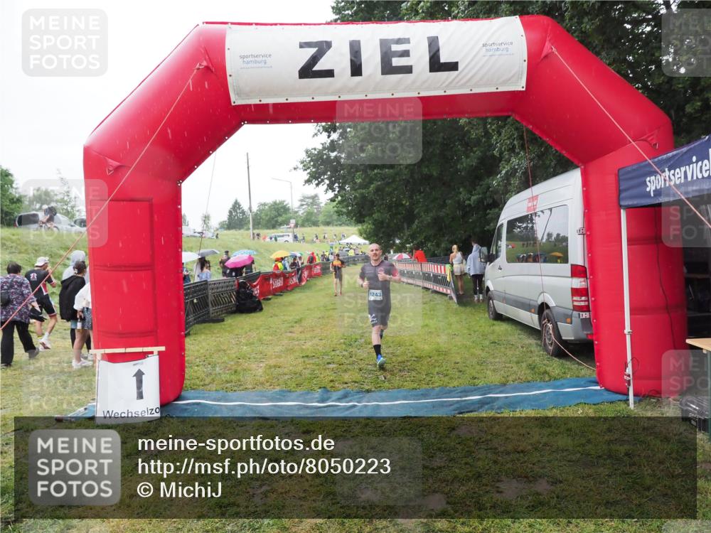 21.06.2025 - 27. Vierlanden-Triathlon MichiJ http://msf.ph/oto/8050223 15.06.2026 14:31:35 Ziel 1243 meine-sportfotos.de