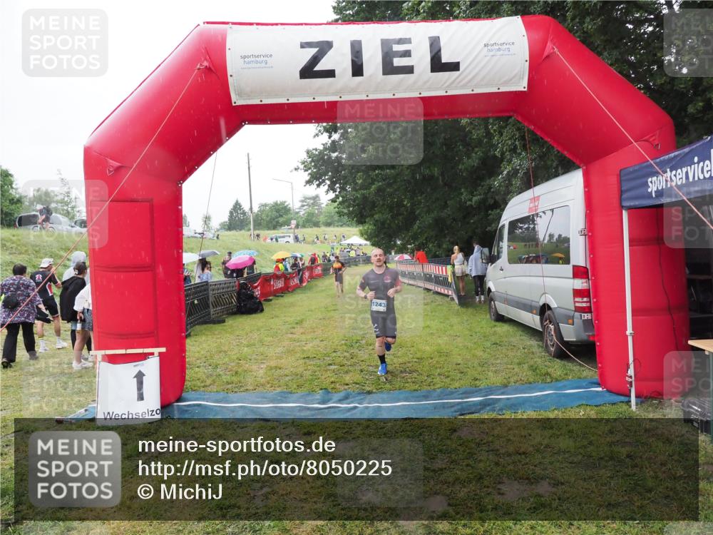 21.06.2025 - 27. Vierlanden-Triathlon MichiJ http://msf.ph/oto/8050225 15.06.2026 14:31:35 Ziel 1243 meine-sportfotos.de
