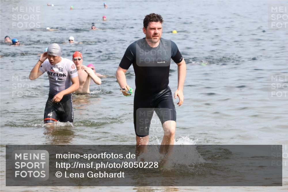 15.06.2025 - 27. Vierlanden-Triathlon Lena Gebhardt http://msf.ph/oto/8050228 15.06.2025 09:57:11 Schwimmen 263, 293, 296, 343, 1399 meine-sportfotos.de