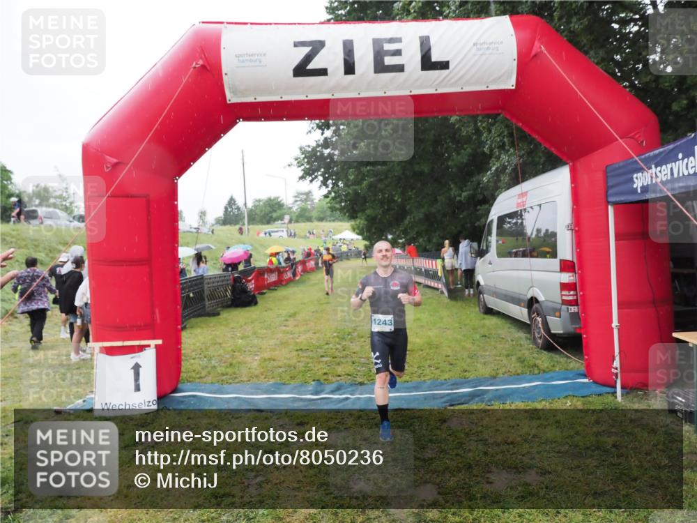 21.06.2025 - 27. Vierlanden-Triathlon MichiJ http://msf.ph/oto/8050236 15.06.2026 14:31:36 Ziel 1243, 1257 meine-sportfotos.de