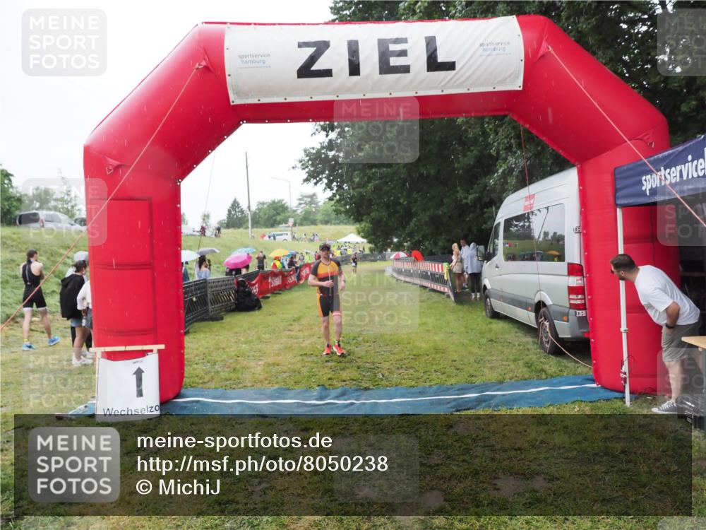 21.06.2025 - 27. Vierlanden-Triathlon MichiJ http://msf.ph/oto/8050238 15.06.2026 14:31:39 Ziel 1243, 1257 meine-sportfotos.de