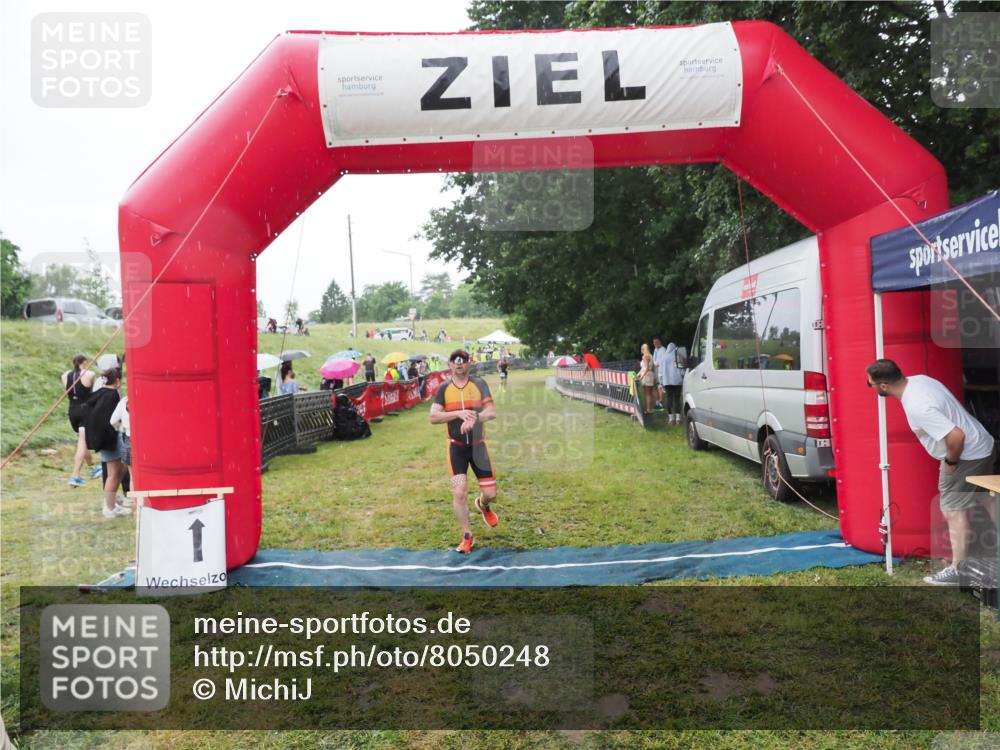 21.06.2025 - 27. Vierlanden-Triathlon MichiJ http://msf.ph/oto/8050248 15.06.2026 14:31:39 Ziel 1243, 1257 meine-sportfotos.de
